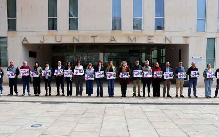 Minuto de silencio en el Ayuntamiento de Benidorm.